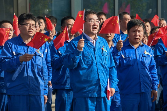五星紅旗，我愿做你光華中淡淡的一筆——安彩高科舉行 國慶升旗儀式